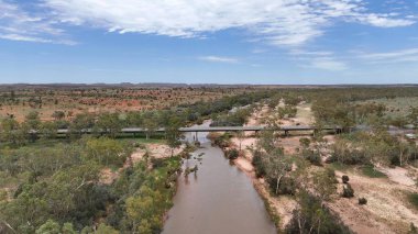 Stuart Karayolu Finke Nehri 'ni geçer ve Finke Nehri' nin nehir yatağının Alice Springs 'in 110 kilometre güneyindeki Kuzey Toprakları' ndaki Stuart Karayolu 'nun yakınındaki insansız hava aracı görüntülerini gösterir.