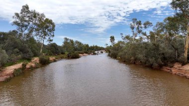 Stuart Karayolu Finke Nehri 'ni geçer ve Finke Nehri' nin nehir yatağının Alice Springs 'in 110 kilometre güneyindeki Kuzey Toprakları' ndaki Stuart Karayolu 'nun yakınındaki insansız hava aracı görüntülerini gösterir.