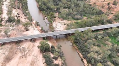 Stuart Karayolu Finke Nehri 'ni geçer ve Finke Nehri' nin nehir yatağının Alice Springs 'in 110 kilometre güneyindeki Kuzey Toprakları' ndaki Stuart Karayolu 'nun yakınındaki insansız hava aracı görüntülerini gösterir.