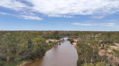 Stuart Karayolu Finke Nehri 'ni geçer ve Finke Nehri' nin nehir yatağının Alice Springs 'in 110 kilometre güneyindeki Kuzey Toprakları' ndaki Stuart Karayolu 'nun yakınındaki insansız hava aracı görüntülerini gösterir.