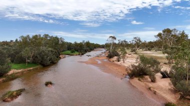Stuart Karayolu Finke Nehri 'ni geçer ve Finke Nehri' nin nehir yatağının Alice Springs 'in 110 kilometre güneyindeki Kuzey Toprakları' ndaki Stuart Karayolu 'nun yakınındaki insansız hava aracı görüntülerini gösterir.