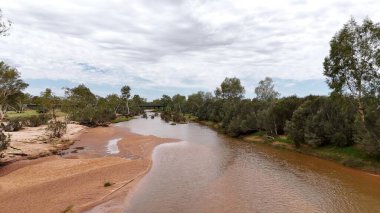 Stuart Karayolu Finke Nehri 'ni geçer ve Finke Nehri' nin nehir yatağının Alice Springs 'in 110 kilometre güneyindeki Kuzey Toprakları' ndaki Stuart Karayolu 'nun yakınındaki insansız hava aracı görüntülerini gösterir.