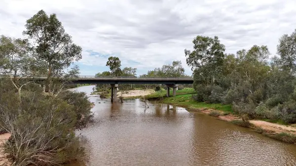 Stuart Karayolu Finke Nehri 'ni geçer ve Finke Nehri' nin nehir yatağının Alice Springs 'in 110 kilometre güneyindeki Kuzey Toprakları' ndaki Stuart Karayolu 'nun yakınındaki insansız hava aracı görüntülerini gösterir.