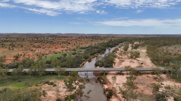 Stuart Karayolu Finke Nehri 'ni geçer ve Finke Nehri' nin nehir yatağının Alice Springs 'in 110 kilometre güneyindeki Kuzey Toprakları' ndaki Stuart Karayolu 'nun yakınındaki insansız hava aracı görüntülerini gösterir.