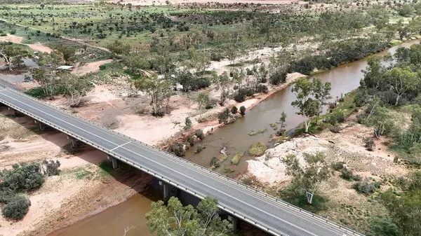 Stuart Karayolu Finke Nehri 'ni geçer ve Finke Nehri' nin nehir yatağının Alice Springs 'in 110 kilometre güneyindeki Kuzey Toprakları' ndaki Stuart Karayolu 'nun yakınındaki insansız hava aracı görüntülerini gösterir.