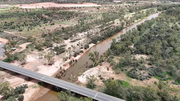 Stuart Karayolu Finke Nehri 'ni geçer ve Finke Nehri' nin nehir yatağının Alice Springs 'in 110 kilometre güneyindeki Kuzey Toprakları' ndaki Stuart Karayolu 'nun yakınındaki insansız hava aracı görüntülerini gösterir.