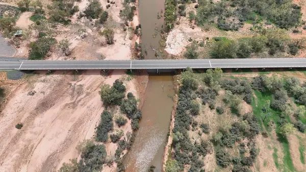 Stuart Karayolu Finke Nehri 'ni geçer ve Finke Nehri' nin nehir yatağının Alice Springs 'in 110 kilometre güneyindeki Kuzey Toprakları' ndaki Stuart Karayolu 'nun yakınındaki insansız hava aracı görüntülerini gösterir.