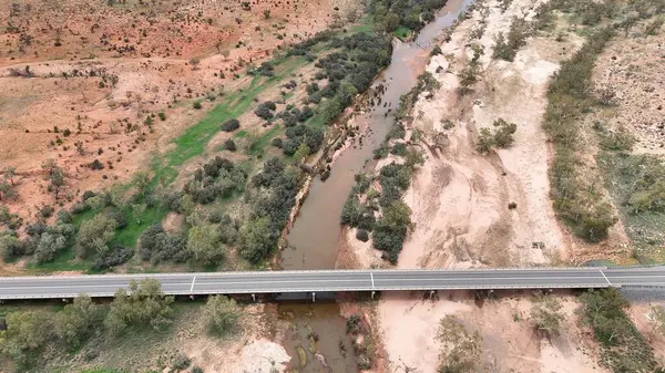 Stuart Karayolu Finke Nehri 'ni geçer ve Finke Nehri' nin nehir yatağının Alice Springs 'in 110 kilometre güneyindeki Kuzey Toprakları' ndaki Stuart Karayolu 'nun yakınındaki insansız hava aracı görüntülerini gösterir.