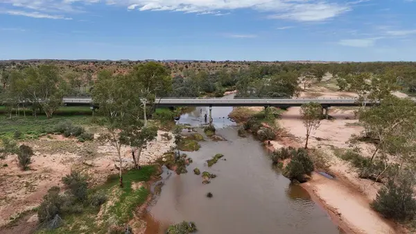 Stuart Karayolu Finke Nehri 'ni geçer ve Finke Nehri' nin nehir yatağının Alice Springs 'in 110 kilometre güneyindeki Kuzey Toprakları' ndaki Stuart Karayolu 'nun yakınındaki insansız hava aracı görüntülerini gösterir.
