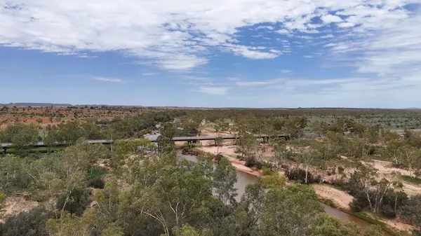 Stuart Karayolu Finke Nehri 'ni geçer ve Finke Nehri' nin nehir yatağının Alice Springs 'in 110 kilometre güneyindeki Kuzey Toprakları' ndaki Stuart Karayolu 'nun yakınındaki insansız hava aracı görüntülerini gösterir.