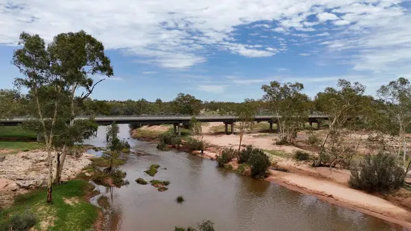 Stuart Karayolu Finke Nehri 'ni geçer ve Finke Nehri' nin nehir yatağının Alice Springs 'in 110 kilometre güneyindeki Kuzey Toprakları' ndaki Stuart Karayolu 'nun yakınındaki insansız hava aracı görüntülerini gösterir.