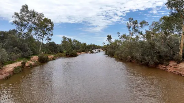 Stuart Karayolu Finke Nehri 'ni geçer ve Finke Nehri' nin nehir yatağının Alice Springs 'in 110 kilometre güneyindeki Kuzey Toprakları' ndaki Stuart Karayolu 'nun yakınındaki insansız hava aracı görüntülerini gösterir.