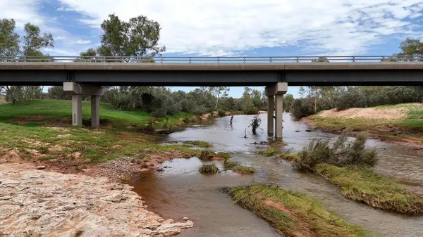 Stuart Karayolu Finke Nehri 'ni geçer ve Finke Nehri' nin nehir yatağının Alice Springs 'in 110 kilometre güneyindeki Kuzey Toprakları' ndaki Stuart Karayolu 'nun yakınındaki insansız hava aracı görüntülerini gösterir.