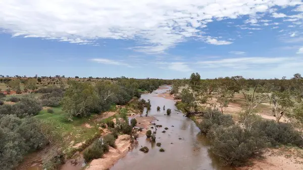Stuart Karayolu Finke Nehri 'ni geçer ve Finke Nehri' nin nehir yatağının Alice Springs 'in 110 kilometre güneyindeki Kuzey Toprakları' ndaki Stuart Karayolu 'nun yakınındaki insansız hava aracı görüntülerini gösterir.