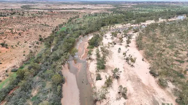 Stuart Karayolu Finke Nehri 'ni geçer ve Finke Nehri' nin nehir yatağının Alice Springs 'in 110 kilometre güneyindeki Kuzey Toprakları' ndaki Stuart Karayolu 'nun yakınındaki insansız hava aracı görüntülerini gösterir.