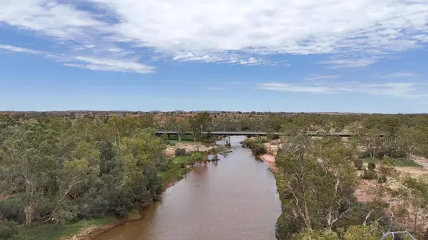 Stuart Karayolu Finke Nehri 'ni geçer ve Finke Nehri' nin nehir yatağının Alice Springs 'in 110 kilometre güneyindeki Kuzey Toprakları' ndaki Stuart Karayolu 'nun yakınındaki insansız hava aracı görüntülerini gösterir.