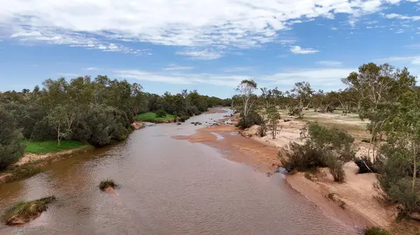 Stuart Karayolu Finke Nehri 'ni geçer ve Finke Nehri' nin nehir yatağının Alice Springs 'in 110 kilometre güneyindeki Kuzey Toprakları' ndaki Stuart Karayolu 'nun yakınındaki insansız hava aracı görüntülerini gösterir.