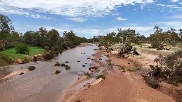 Stuart Karayolu Finke Nehri 'ni geçer ve Finke Nehri' nin nehir yatağının Alice Springs 'in 110 kilometre güneyindeki Kuzey Toprakları' ndaki Stuart Karayolu 'nun yakınındaki insansız hava aracı görüntülerini gösterir.
