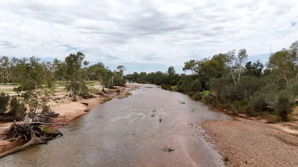 Stuart Karayolu Finke Nehri 'ni geçer ve Finke Nehri' nin nehir yatağının Alice Springs 'in 110 kilometre güneyindeki Kuzey Toprakları' ndaki Stuart Karayolu 'nun yakınındaki insansız hava aracı görüntülerini gösterir.