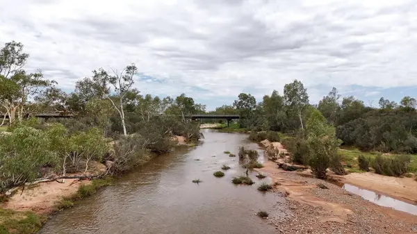Stuart Karayolu Finke Nehri 'ni geçer ve Finke Nehri' nin nehir yatağının Alice Springs 'in 110 kilometre güneyindeki Kuzey Toprakları' ndaki Stuart Karayolu 'nun yakınındaki insansız hava aracı görüntülerini gösterir.