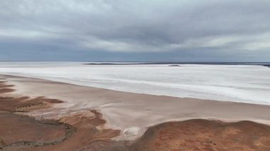Stuart otoyolu ve Wommera, Pimba, Güney Avustralya, Avustralya yakınlarındaki Bulutlu Gök Altında Tuz Gölü 'nün insansız hava aracı görüntüleri.