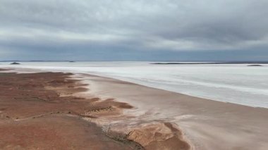 Stuart otoyolu ve Wommera, Pimba, Güney Avustralya, Avustralya yakınlarındaki Bulutlu Gök Altında Tuz Gölü 'nün insansız hava aracı görüntüleri.