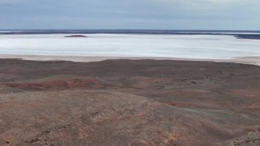 Stuart otoyolu ve Wommera, Pimba, Güney Avustralya, Avustralya yakınlarındaki Bulutlu Gök Altında Tuz Gölü 'nün insansız hava aracı görüntüleri.