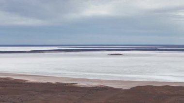 Stuart otoyolu ve Wommera, Pimba, Güney Avustralya, Avustralya yakınlarındaki Bulutlu Gök Altında Tuz Gölü 'nün insansız hava aracı görüntüleri.
