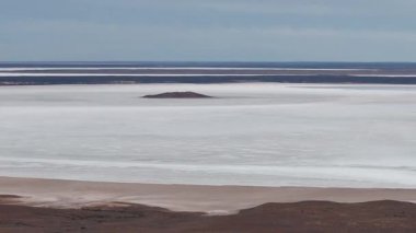 Stuart otoyolu ve Wommera, Pimba, Güney Avustralya, Avustralya yakınlarındaki Bulutlu Gök Altında Tuz Gölü 'nün insansız hava aracı görüntüleri.