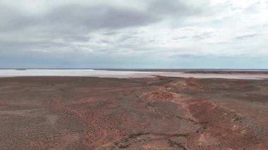 Stuart otoyolu ve Wommera, Pimba, Güney Avustralya, Avustralya yakınlarındaki Bulutlu Gök Altında Tuz Gölü 'nün insansız hava aracı görüntüleri.