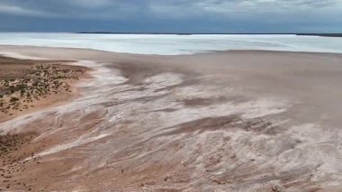 Stuart otoyolu ve Wommera, Pimba, Güney Avustralya, Avustralya yakınlarındaki Bulutlu Gök Altında Tuz Gölü 'nün insansız hava aracı görüntüleri.