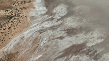 Stuart otoyolu ve Wommera, Pimba, Güney Avustralya, Avustralya yakınlarındaki Bulutlu Gök Altında Tuz Gölü 'nün insansız hava aracı görüntüleri.