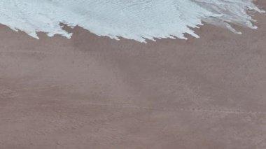 Stuart otoyolu ve Wommera, Pimba, Güney Avustralya, Avustralya yakınlarındaki Bulutlu Gök Altında Tuz Gölü 'nün insansız hava aracı görüntüleri.