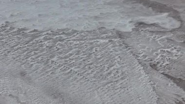 Stuart otoyolu ve Wommera, Pimba, Güney Avustralya, Avustralya yakınlarındaki Bulutlu Gök Altında Tuz Gölü 'nün insansız hava aracı görüntüleri.