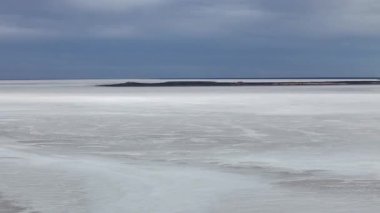 Stuart otoyolu ve Wommera, Pimba, Güney Avustralya, Avustralya yakınlarındaki Bulutlu Gök Altında Tuz Gölü 'nün insansız hava aracı görüntüleri.