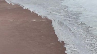 Stuart otoyolu ve Wommera, Pimba, Güney Avustralya, Avustralya yakınlarındaki Bulutlu Gök Altında Tuz Gölü 'nün insansız hava aracı görüntüleri.