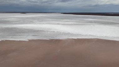 Stuart otoyolu ve Wommera, Pimba, Güney Avustralya, Avustralya yakınlarındaki Bulutlu Gök Altında Tuz Gölü 'nün insansız hava aracı görüntüleri.