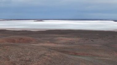 Stuart otoyolu ve Wommera, Pimba, Güney Avustralya, Avustralya yakınlarındaki Bulutlu Gök Altında Tuz Gölü 'nün insansız hava aracı görüntüleri.