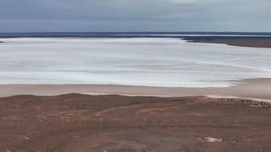 Stuart otoyolu ve Wommera, Pimba, Güney Avustralya, Avustralya yakınlarındaki Bulutlu Gök Altında Tuz Gölü 'nün insansız hava aracı görüntüleri.
