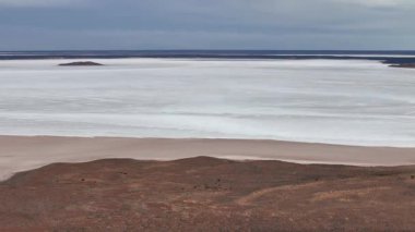 Stuart otoyolu ve Wommera, Pimba, Güney Avustralya, Avustralya yakınlarındaki Bulutlu Gök Altında Tuz Gölü 'nün insansız hava aracı görüntüleri.