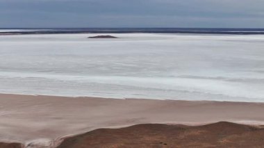 Stuart otoyolu ve Wommera, Pimba, Güney Avustralya, Avustralya yakınlarındaki Bulutlu Gök Altında Tuz Gölü 'nün insansız hava aracı görüntüleri.