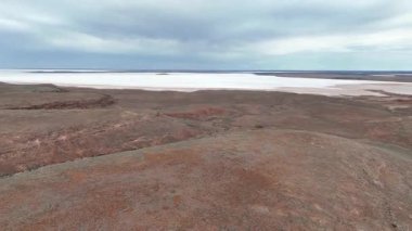 Stuart otoyolu ve Wommera, Pimba, Güney Avustralya, Avustralya yakınlarındaki Bulutlu Gök Altında Tuz Gölü 'nün insansız hava aracı görüntüleri.