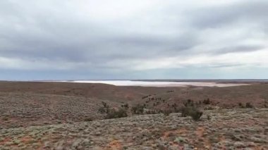 Stuart otoyolu ve Wommera, Pimba, Güney Avustralya, Avustralya yakınlarındaki Bulutlu Gök Altında Tuz Gölü 'nün insansız hava aracı görüntüleri.