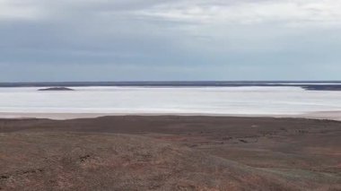 Stuart otoyolu ve Wommera, Pimba, Güney Avustralya, Avustralya yakınlarındaki Bulutlu Gök Altında Tuz Gölü 'nün insansız hava aracı görüntüleri.