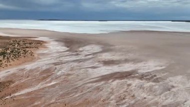 Stuart otoyolu ve Wommera, Pimba, Güney Avustralya, Avustralya yakınlarındaki Bulutlu Gök Altında Tuz Gölü 'nün insansız hava aracı görüntüleri.