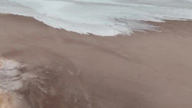 Stuart otoyolu ve Wommera, Pimba, Güney Avustralya, Avustralya yakınlarındaki Bulutlu Gök Altında Tuz Gölü 'nün insansız hava aracı görüntüleri.