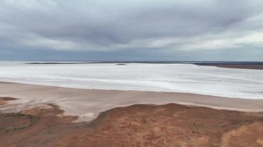 Stuart otoyolu ve Wommera, Pimba, Güney Avustralya, Avustralya yakınlarındaki Bulutlu Gök Altında Tuz Gölü 'nün insansız hava aracı görüntüleri.