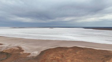 Stuart otoyolu ve Wommera, Pimba, Güney Avustralya, Avustralya yakınlarındaki Bulutlu Gök Altında Tuz Gölü 'nün insansız hava aracı görüntüleri.