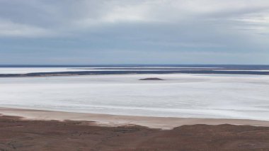 Stuart otoyolu ve Wommera, Pimba, Güney Avustralya, Avustralya yakınlarındaki Bulutlu Gök Altında Tuz Gölü 'nün insansız hava aracı görüntüleri.