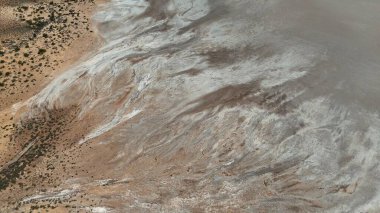 Stuart otoyolu ve Wommera, Pimba, Güney Avustralya, Avustralya yakınlarındaki Bulutlu Gök Altında Tuz Gölü 'nün insansız hava aracı görüntüleri.